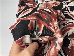 Fastvævet viscose - rustrøde blade og blomster med lækker struktur
